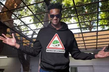 Sweat à capuche La carapace verte « Obstacle sur la chaussée ! » – Parodie Mario Kart
