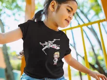 Cartoon SD Luke Skywalker T-shirts kinderen meisjes “Cartoon SD Luke Skywalker en X-Wing Mini Drone” – Star Wars parodie