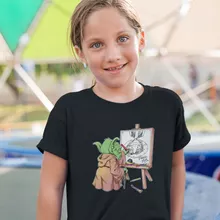 Camiseta Niña Eiichiro Yoda “Eiichiro Yoda que dibuja a Luffy al revés” – Parodia de One Piece