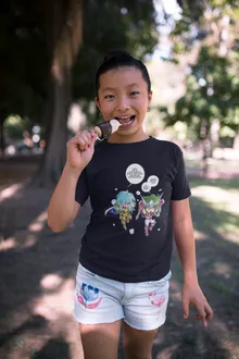 T-shirt Enfant Fille Shun « Attends que je t'attrape !! » – Parodie Saint Seiya