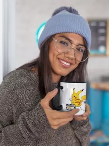 Mug Pikachu « En Charge... Ne pas déranger ! » – Parodie Pokémon