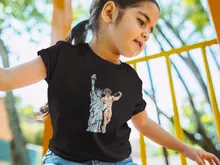 Camiseta Niña Eren Jaeger “Eren Jaeger e la estatua de la Libertad” – Parodia de Shingeki no Kyojin