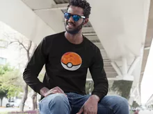 Das Pokeball Langarm T-Shirt “Das Pokeball auf Pikachu” – Parodie auf Pokémon