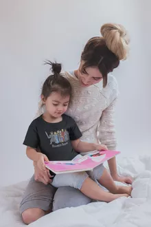 T-shirt Enfant Fille Eddard « The Stark Family (Avec Robert Downey Jr dans le rôle de Tony) » – Parodie Game of Thrones