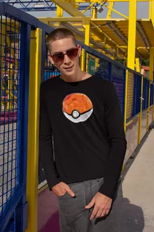 Das Pokeball Langarm T-Shirt “Das Pokeball auf Pikachu” – Parodie auf Pokémon