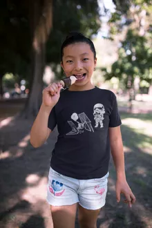 T-shirt Enfant Fille Caricature SD Stormtrooper « Drone Mania : Le cadeau d'anniversaire d'un Stormtrooper » – Parodie Star Wars