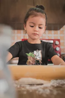 Camiseta Niña Eiichiro Yoda “Eiichiro Yoda que dibuja a Luffy al revés” – Parodia de One Piece