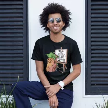 Eiichiro Yoda T-shirt “Eiichiro Yoda trekt Luffy ondersteboven.” – One Piece parodie