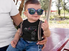 Kylo Ren SD Karikatur Baby T-shirt “Kylo Ren SD Karikatur und sein TIE Silence Mini Drone” – Parodie auf Star Wars