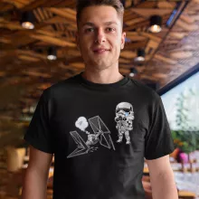 T-shirt Caricature SD Stormtrooper « Drone Mania : Le cadeau d'anniversaire d'un Stormtrooper » – Parodie Star Wars
