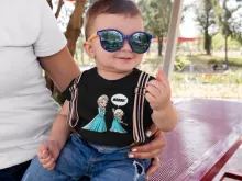 T-shirt bébé Elsa « Une Maman qui n'a pas froid aux yeux ! » – Parodie Super Mario