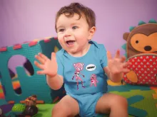 Body bébé « Une maman sacrément caline ! » – Parodie Bisounours