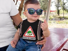 T-shirt bébé La carapace verte « Obstacle sur la chaussée ! » – Parodie Mario Kart