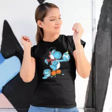 T-shirt Femme « Peinture fraîche... (Version bleue claire) » – Parodie Yoshi