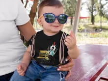 T-shirt bébé Solid Snake « Colis piégé... » – Parodie Metal Gear Solid