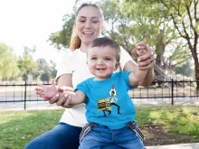 T-shirt bébé Solid Snake « Colis piégé... » – Parodie Metal Gear Solid