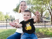 T-shirt bébé Pikachu « Le jeu du Chat et la Souris » – Parodie Pokémon