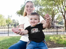 T-shirt bébé Pikachu « Une reconversion réussie... » – Parodie Pokémon