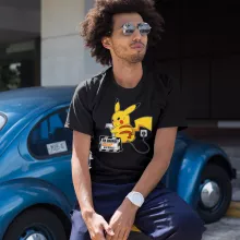 T-shirt Pikachu « En Charge... Ne pas déranger ! » – Parodie Pokémon