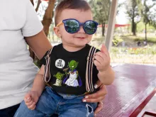 Yoda Baby T-shirt “Yoda von Star Wars und Gott von DBZ” – Parodie auf Star Wars