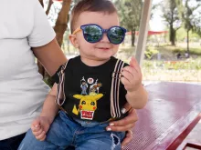 T-shirt bébé Pikachu « Pika Free Hugs » – Parodie Pokémon