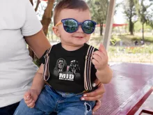T-shirt bébé Dark Vador « Men In Dark !! » – Parodie Star Wars
